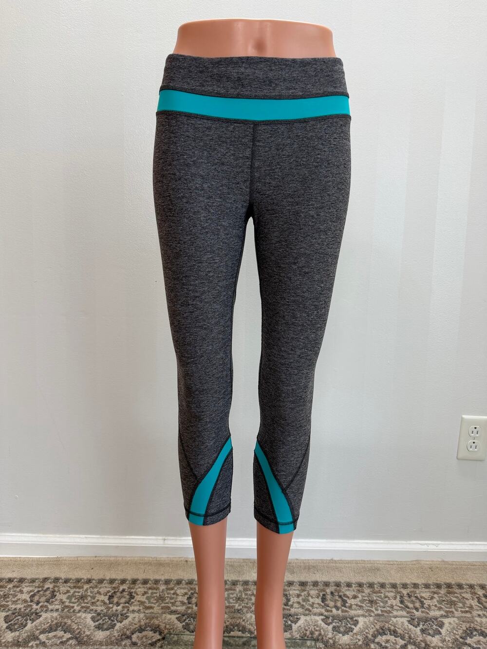 Lululemon Inspire Crop 21” Leggings Gray Heather/Teal Trim Sz 6 Running Yoga